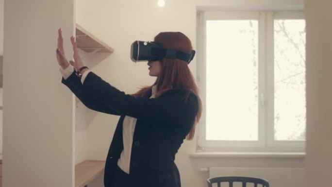 使用VR耳机的房地产女性经纪人