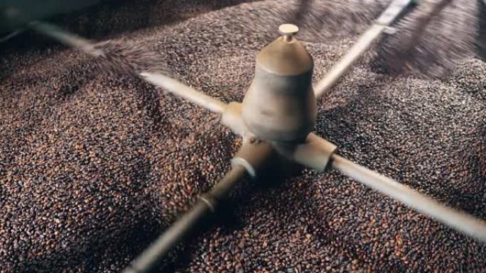 在现代机器中烘焙的咖啡豆。