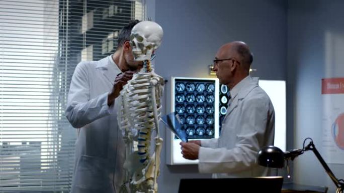 医生分析骨骼上的x射线