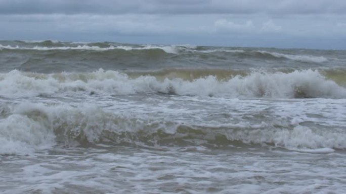 海浪。戏剧性的天空。