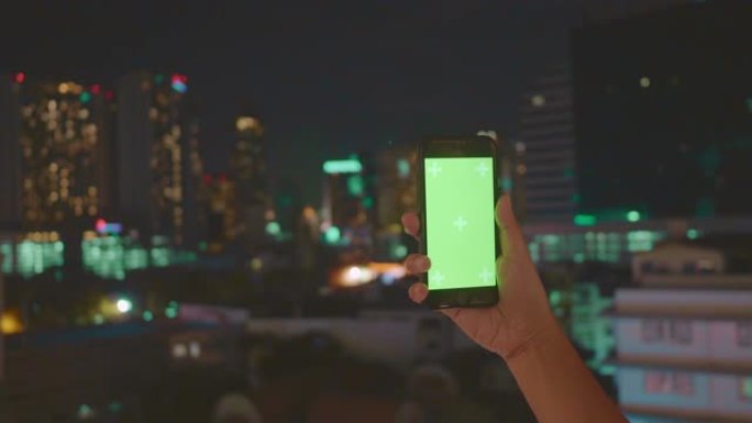 色度键: 夜间城市中的智能手机