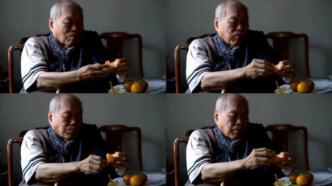 亚洲老人吃橙子做纤维