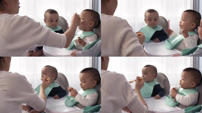 1岁的同卵双胞胎吃婴儿食品