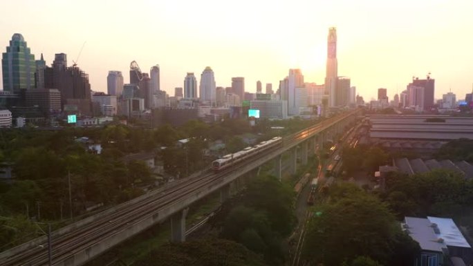 飞往城市的空中火车，曼谷