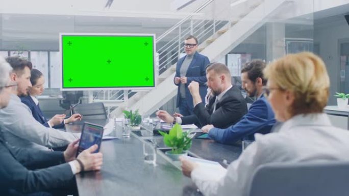 在公司会议室中: 创意总监使用数字色度键交互式白板向高管，律师和投资者的董事会进行演示。水平模式下的
