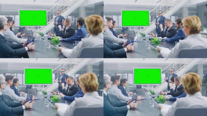 在公司会议室中: 创意总监使用数字色度键交互式白板向高管，律师和投资者的董事会进行演示。水平模式下的