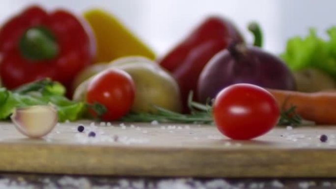 李子西红柿被放在厨房桌子上，上面放着蔬菜