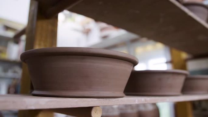 陶瓷工作室货架上的一组手工粘土碗