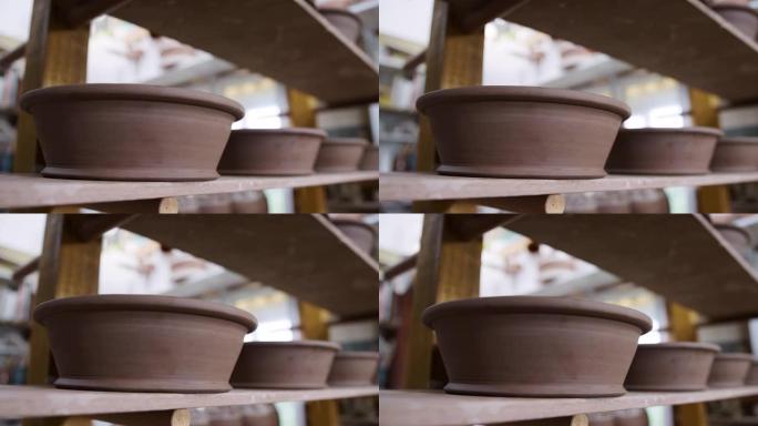 陶瓷工作室货架上的一组手工粘土碗