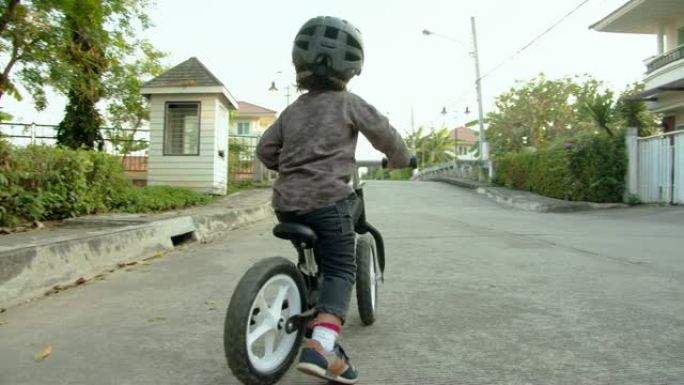 骑自行车的小男孩小男孩无脚踏