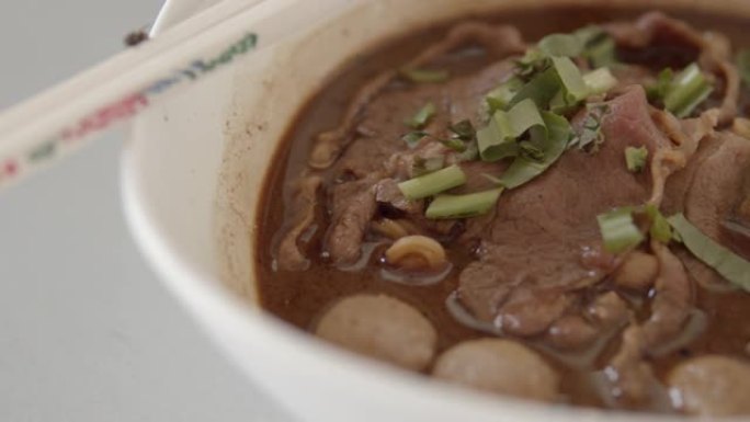 泰国牛肉面配汤