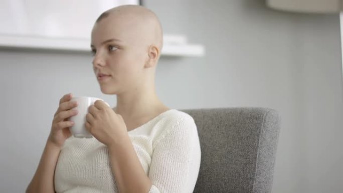 年轻的成年女性癌症患者在医院喝杯酒
