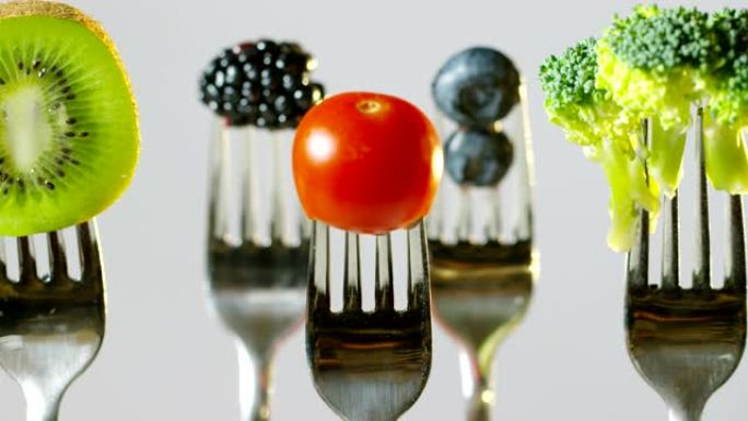 水果和蔬菜通常存在于素食中，低热量，新鲜和丰富多彩。典型的饮食: 西红柿，鲑鱼，花椰菜，卷心菜，蓝莓