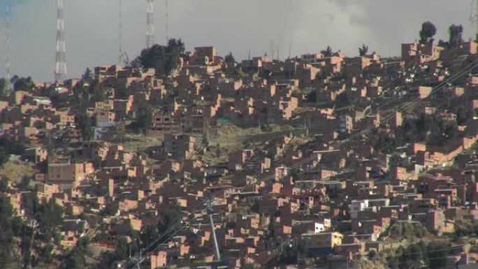 玻利维亚拉巴斯市山上的贫民房屋和缆车。玻利维亚拉巴斯陡峭的贫民窟。