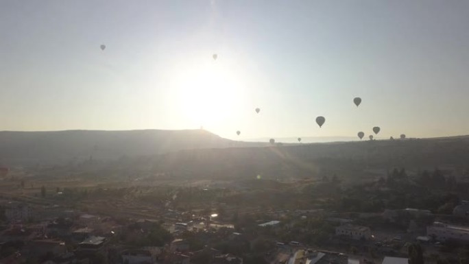 热气球飞越土耳其卡帕多细亚Goreme的山谷
