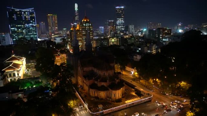 4k镜头场景快速西贡巴黎圣母院大教堂的城市生活从越南胡志明市夜间的俯视图，城市景观和建筑概念