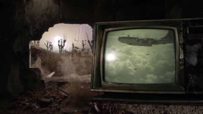 战区。老轰炸机在一个被摧毁的城市投下原子弹，就像在黑暗房间里的复古电视上看到的那样。该视频的某些元素