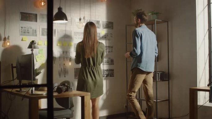 年轻的有创造力的男性和女性正在他们凉爽的办公室阁楼的墙上组织一个故事板。图片代表未来的运动视频。同事