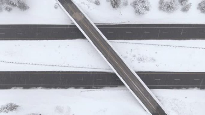 自上而下: 在强烈的暴风雪中飞越美国的高速公路立交桥。