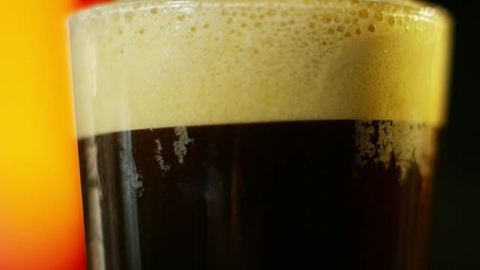 精酿啤酒和传统的爱尔兰酒吧。宏观泡泡，工艺啤酒完美钉住专业销钉。酒吧和酒吧。清新清爽饮料