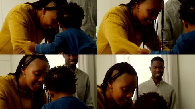 年轻的黑人母亲在舒适的家庭中与儿子玩耍的侧视图4k