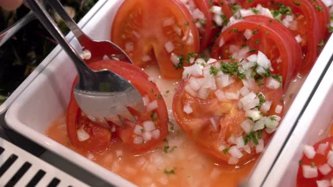 从自助餐中取出煮熟的番茄的4张照片