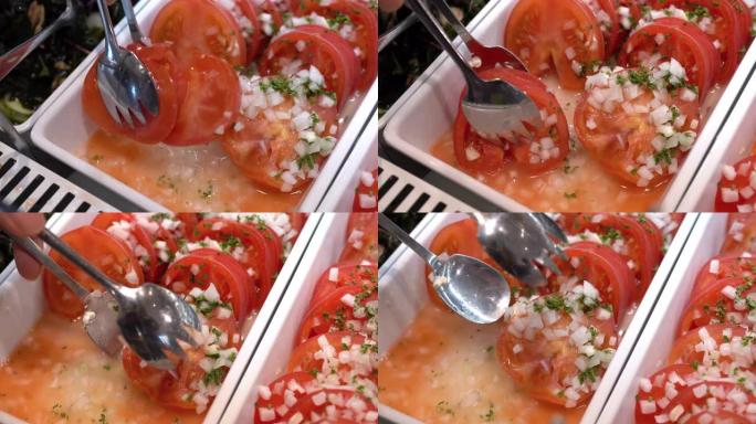 从自助餐中取出煮熟的番茄的4张照片