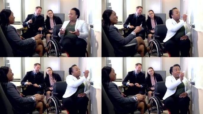 多民族商业团队会议，轮椅上的女人