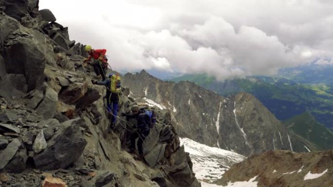 男人正在爬到山顶超越自我巅峰攀登跨越高峰