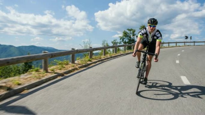 男子公路自行车手在山口下坡