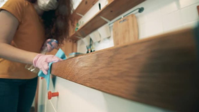 一个女孩打扫房子，防止冠状病毒扩散。