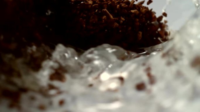 速溶咖啡块与热水混合