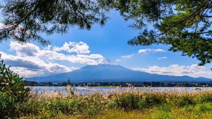 4K.日本秋天湖边富士山的延时视图