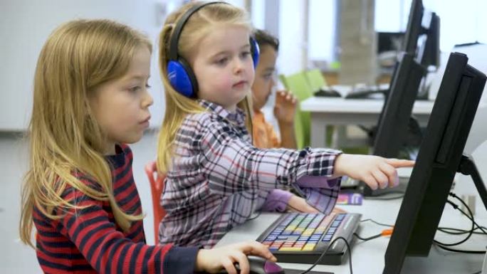 学龄前儿童学习如何使用计算机