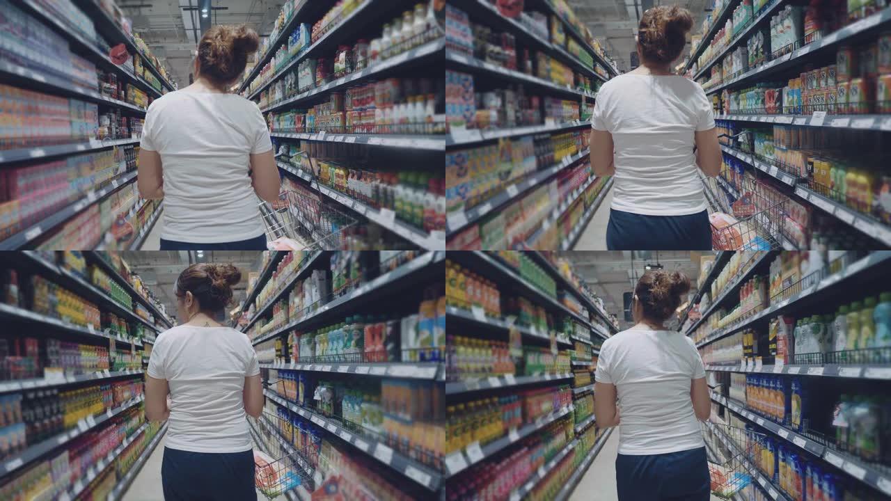 超市货架上的年轻女子