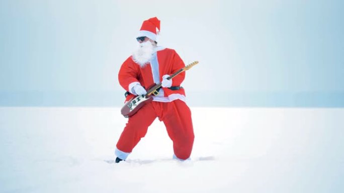 圣诞老人在户外玩电子吉他，特写。