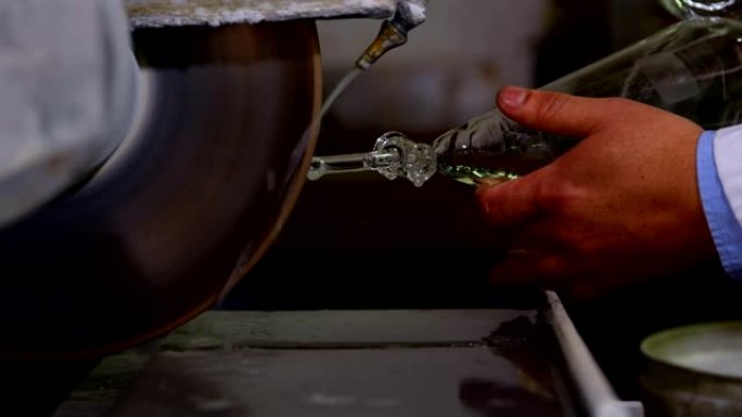 玻璃厂4k中塑造玻璃器皿的男工人特写