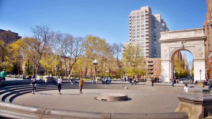 冠状病毒期间华盛顿广场公园的喷泉和拱门。大流行期间的空旷地方