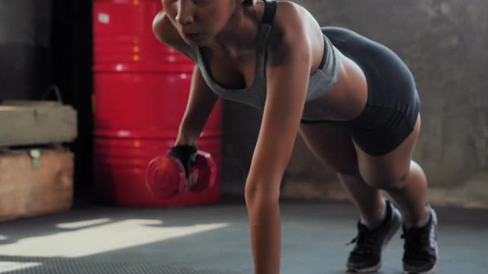 健身女性在健身房锻炼核心肌肉。健美健身房训练常规。运动中的女性