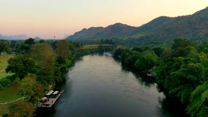 在阳光明媚的夏日早晨，在新鲜的寒冷山河上低空飞行的鸟瞰图