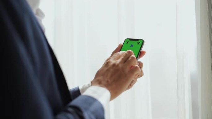 商人手在办公室使用绿屏手机，iPhone X