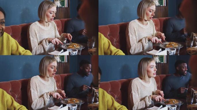 一群人坐在传统的英国餐厅吃饭 -- 慢动作拍摄