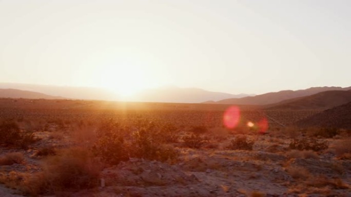 从移动车辆上看到的日落沙漠景观