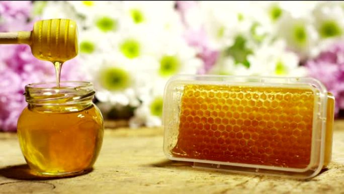 生物和真正的蜂蜜滴入罐子里。我蜂窝状滴蜂蜜。