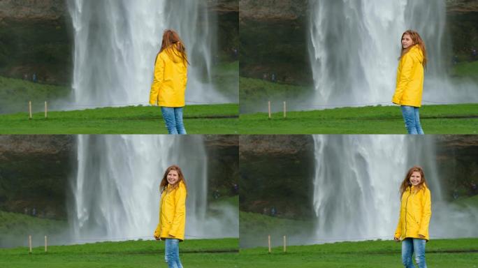 年轻女子游客欣赏喷射瀑布，微笑着对着镜头