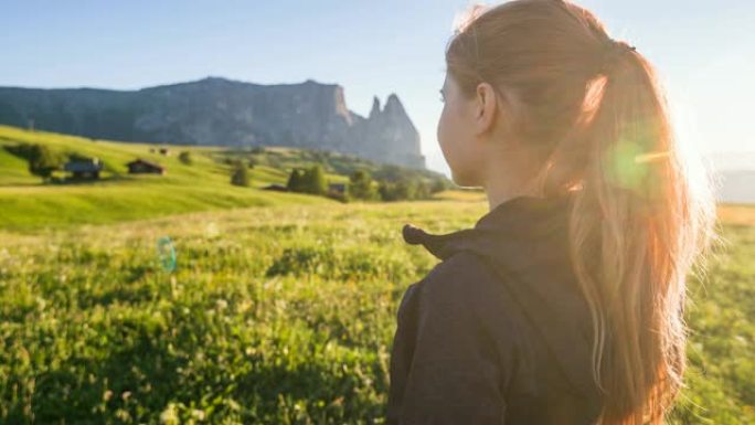 女人在假期探索山腰，享受新鲜的山间空气