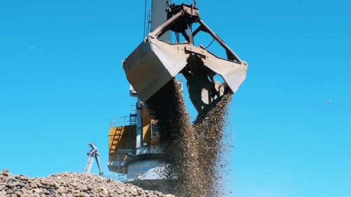 黄鹤用金属桶搬运瓦砾。工业采矿概念。