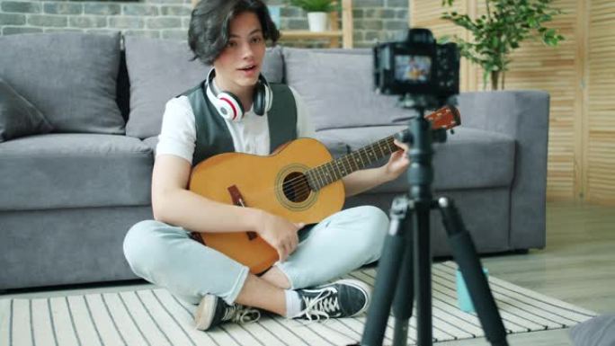青少年吉他手在家录制互联网博客的视频
