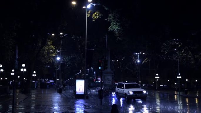乌拉圭蒙得维的亚晚上，街上下雨。