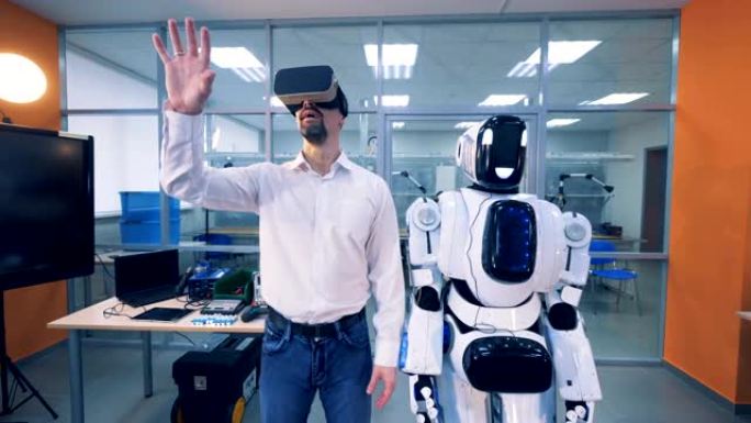 机器人和一个男人站在一个房间里。VR游戏概念。